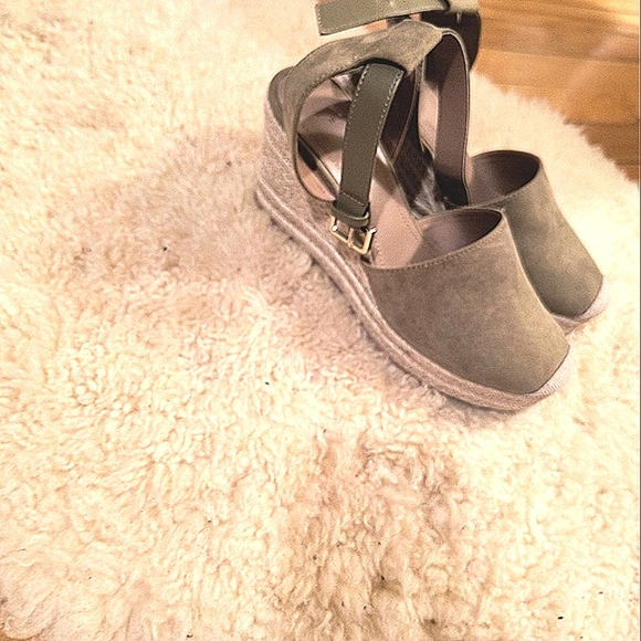 Size 39 H&M women sandals shoes. Color green/kaki. Great condition. - Picture 2 of 6